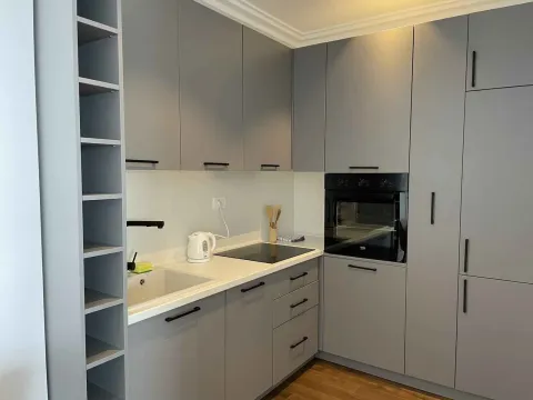 Moderna kuhinja sa sivim elementima i ugrađenim aparatima. - image 5
