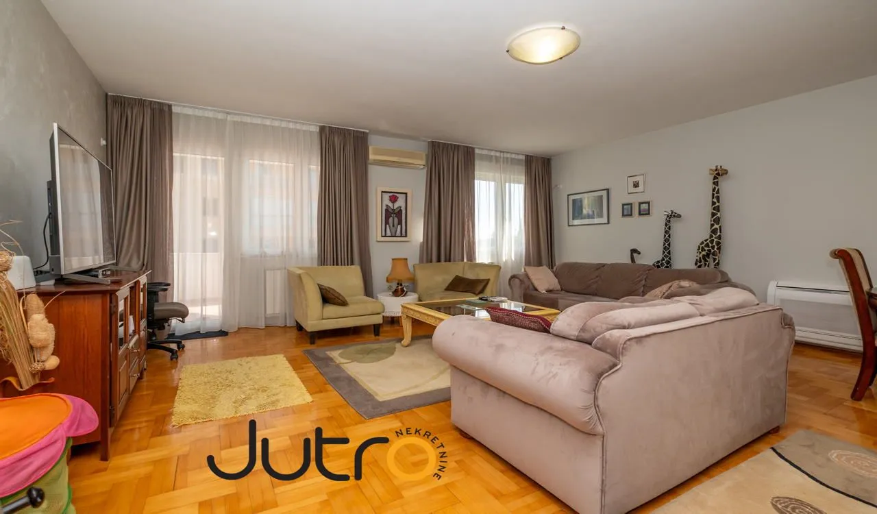 Izdavanje, trosoban stan, 115m², Podgorica, Crna Gora