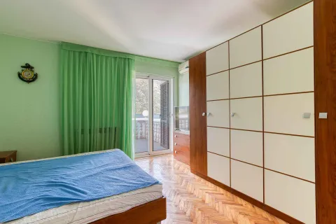Spavaća soba sa krevetom, velikim ugradnim garderoberom i izlazom na terasu. - image 23
