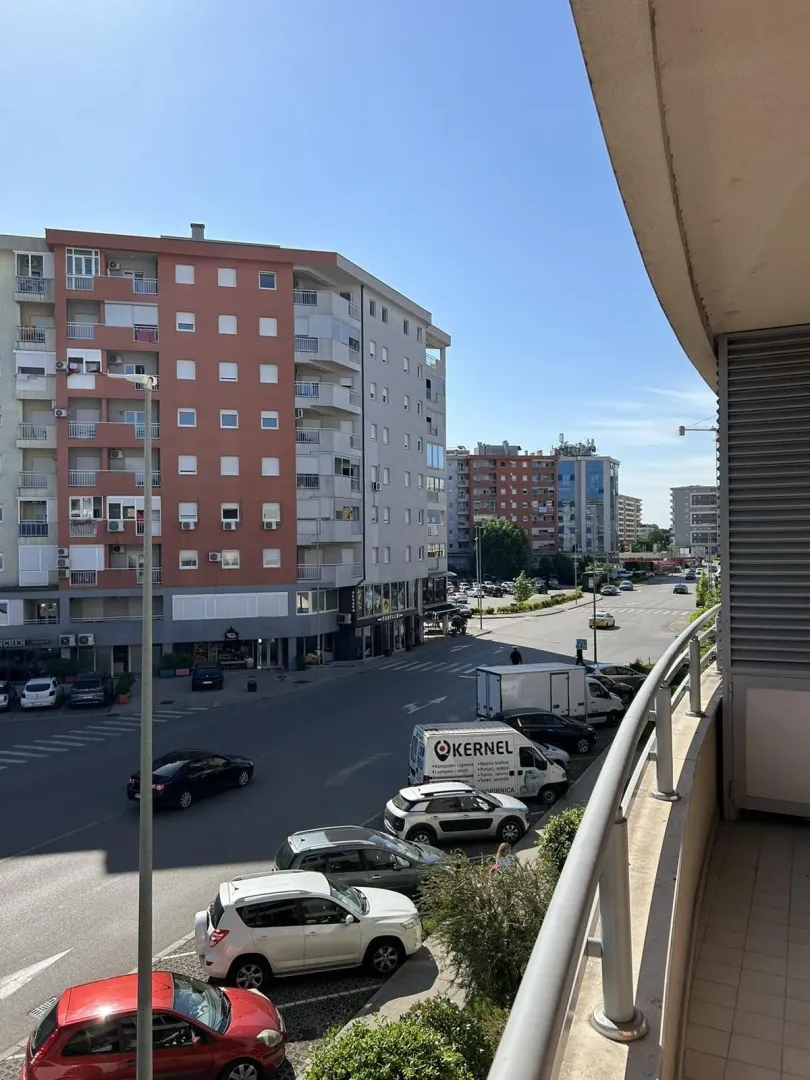 Pogled sa balkona na ulicu i zgrade.