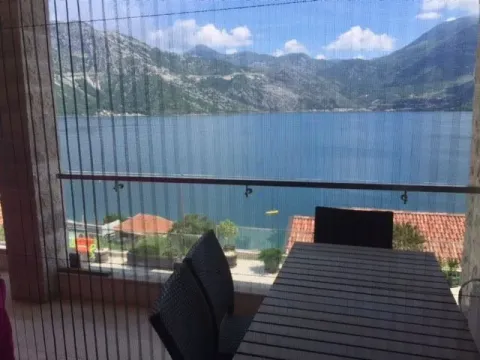 Pogled na zaliv sa terase opremljene stolom i stolicama. - image 6