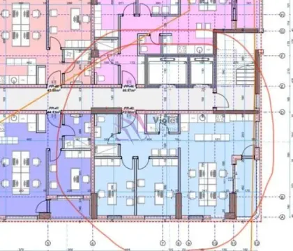 Arhitektonski plan nekretnine sa označenim prostorijama i mjerama. - image 4