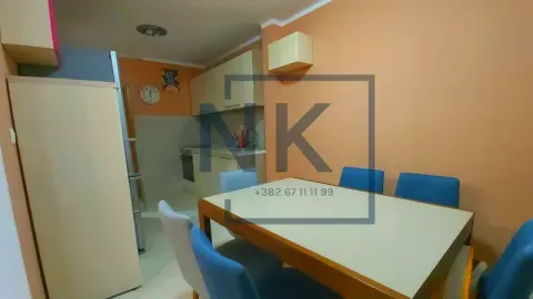 Kuhinja sa trpezarijskim stolom i plavim stolicama. - image 3