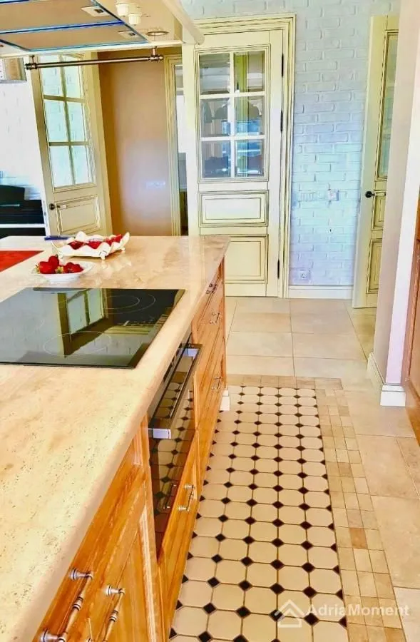 Prodaja, trosoban stan, 170m², Bečići, Budva
