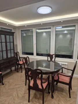 Trpezarija sa okruglim stolom, stolicama i velikim prozorima. - image 7