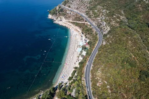 Pogled iz vazduha na obalu, magistralni put i plažu sa morem. - image 7