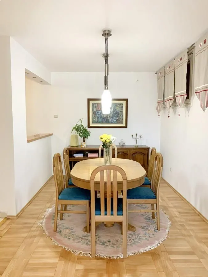 Izdavanje, kuća, 100m², Gorica C, Podgorica