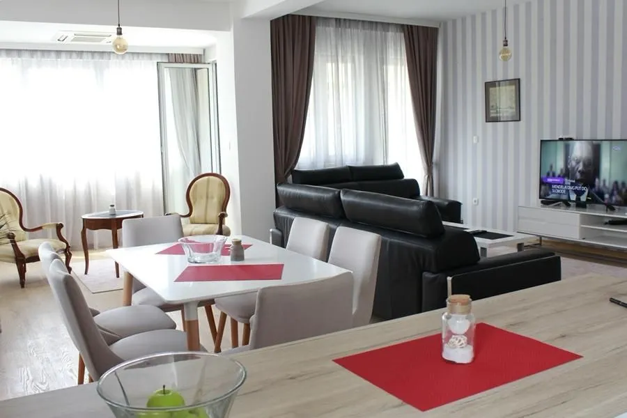 Izdavanje, trosoban stan, 120m², Centar, Budva