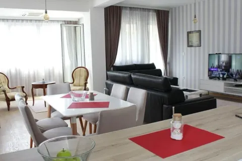 Izdavanje, trosoban stan, 120m², Centar, Budva - image 2