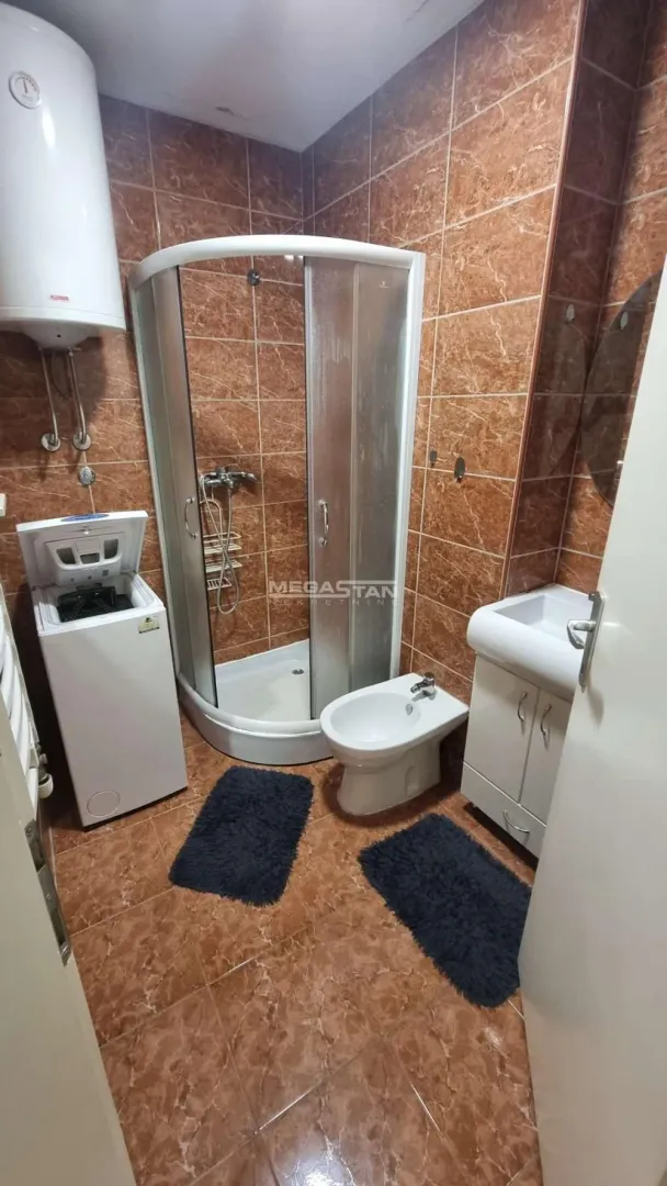 Izdavanje, trosoban stan, 40m², Kalenić Pijaca, Vračar Sve Podlokacije