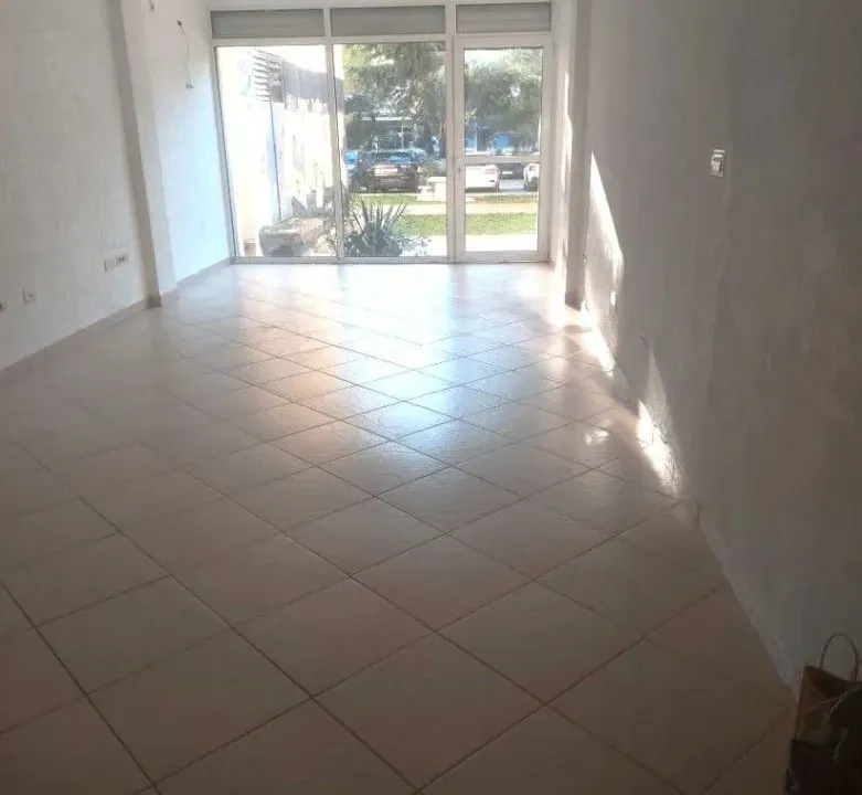 Izdavanje, poslovni prostor, 80m², Centar, Bar