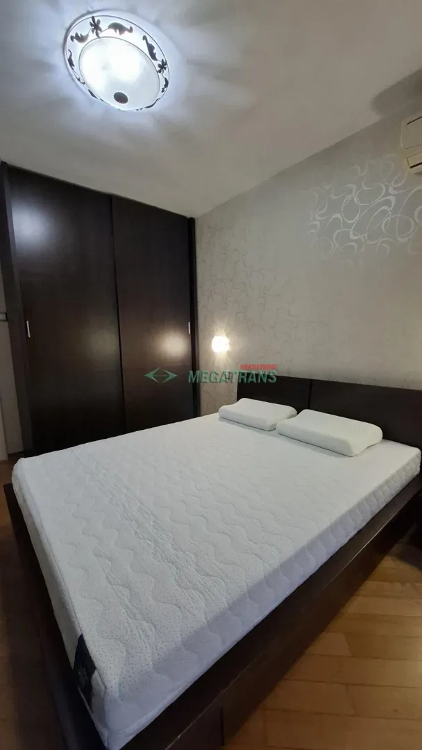Izdavanje, dvosoban stan, 74m², Centar, Novi Sad