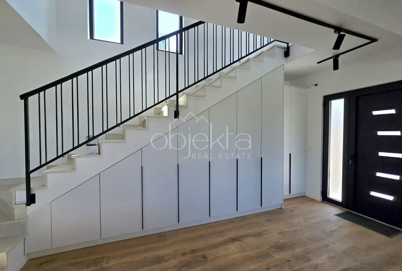 Izdavanje, kuća, 183m², Tivat, Crna Gora