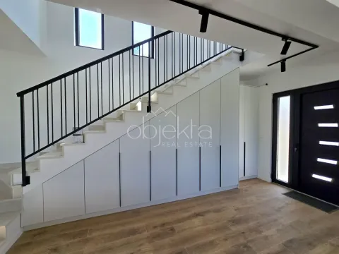 Izdavanje, kuća, 183m², Tivat, Crna Gora - image 4