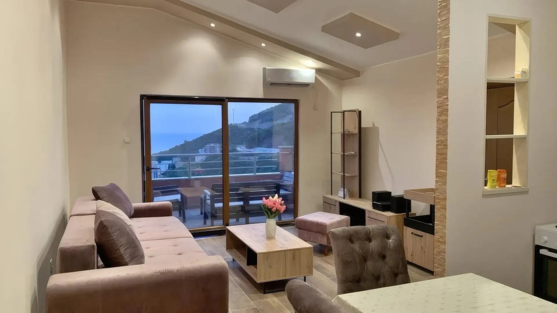 Izdavanje, dvosoban stan, 60m², Bečići, Budva