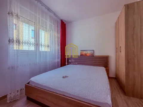 Svijetla spavaća soba sa bračnim krevetom i ormarom. - image 6