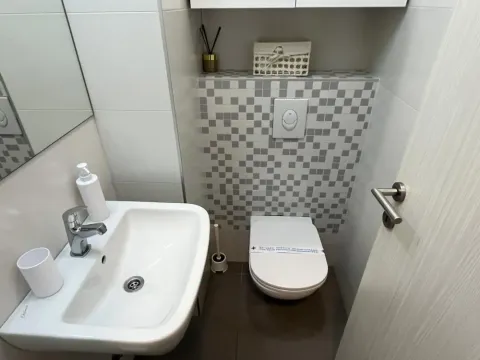 Manje kupatilo sa umivaonikom i ugradnom wc šoljom. - image 11