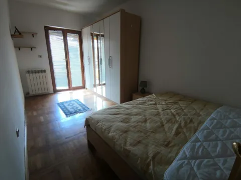 Jednostavna spavaća soba sa velikim ormarom i bračnim krevetom. - image 9