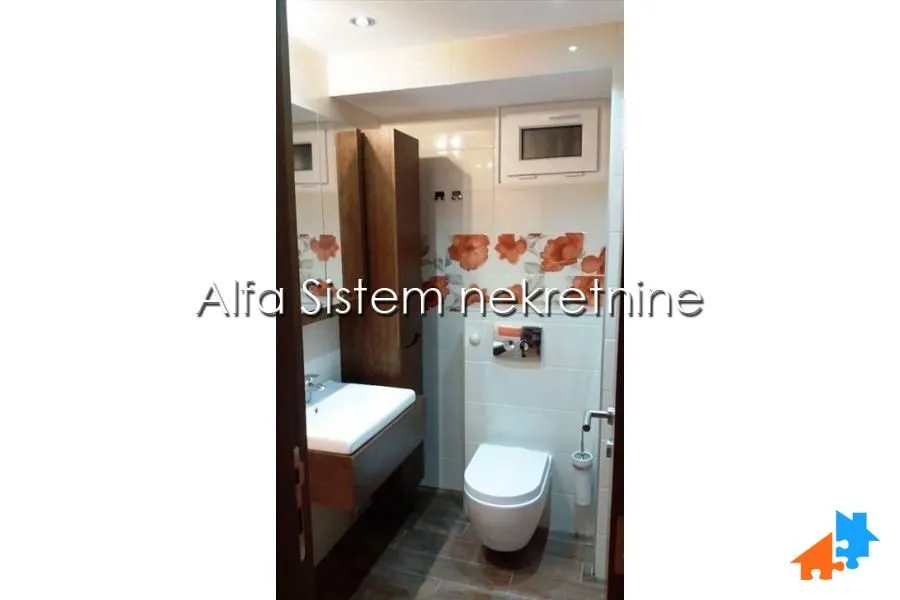 View of the bathroom with a washbasin and toilet.