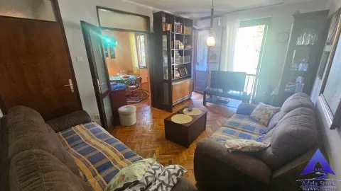 Dnevna soba sa garniturom za sjedenje, drvenim podom i izlazom na terasu. - image 7