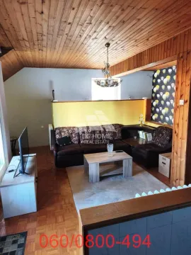 Dnevna soba sa garniturom, stočićem i drvenim plafonom. - image 10