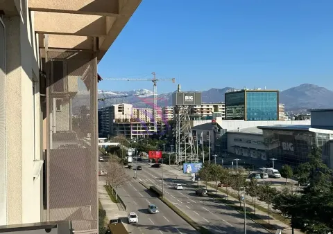 Pogled sa terase na gradsku ulicu i okolne zgrade. - image 10