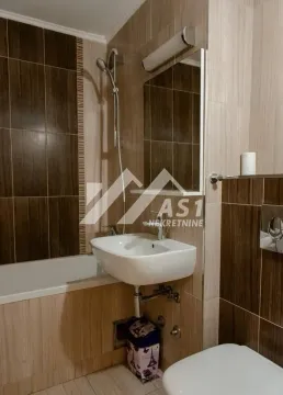 Manje kupatilo sa umivaonikom, ogledalom, kadom i wc šoljom. - image 9