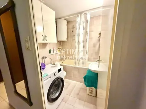 Kupatilo opremljeno kadom, umivaonikom i veš mašinom. - image 19