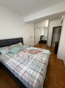 Furnished bedroom with a double bed and a fitted wardrobe. - image 6