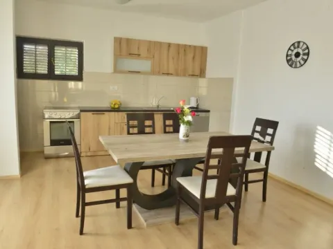 Izdavanje, četvorosoban stan, 210m², Marići, Tivat - image 3