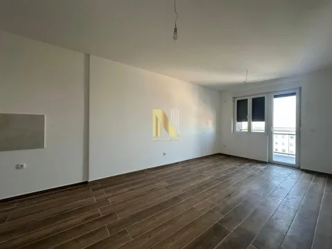 Prazna neuređena prostorija sa drvenim podom i izlazom na terasu. - image 2