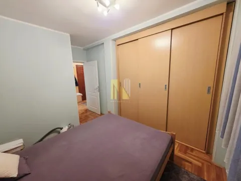 Spavaća soba sa krevetom i velikim ugradnim plakarom. - image 10