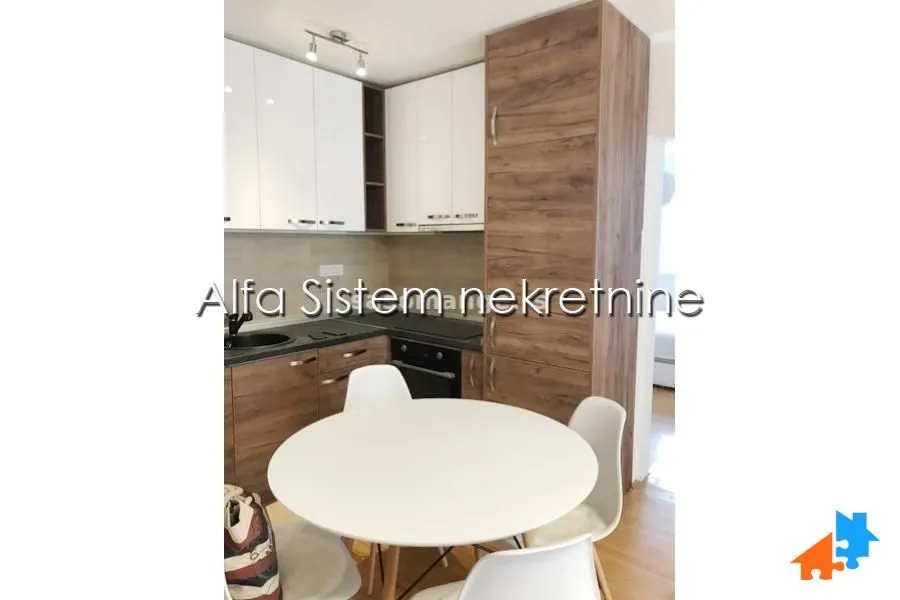 Izdavanje, trosoban stan, 72m², Savski Venac, Beograd