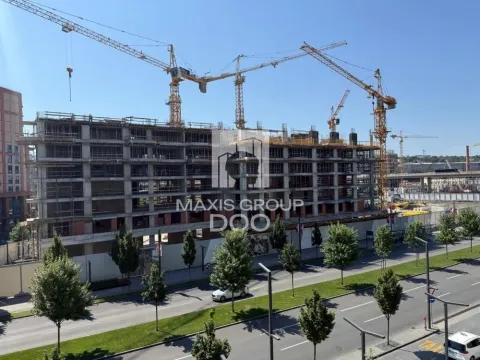 Pogled na zgradu u izgradnji sa kranovima i ulicom u prvom planu. - image 15
