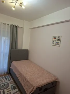 Manja spavaća soba sa krevetom i prozorom sa zavesama. - image 7