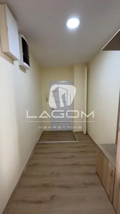 Prodaja, trosoban stan, 64m², Zemun Save Kovačevića, Zemun Sve Podlokacije