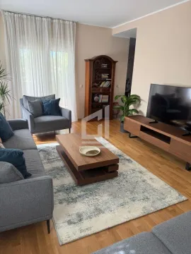 Dnevna soba sa garniturom, TV komodom i drvenim podom. - image 3