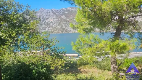 Pogled na more i planine sa zelenilom u prvom planu. - image 2