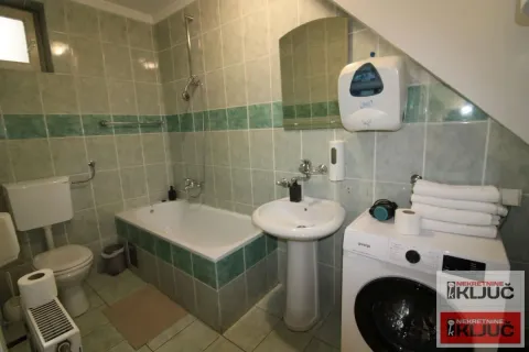 Izdavanje, trosoban stan, 75m², Centar, Novi Sad - image 13