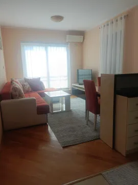 Dnevna soba sa garniturom, stočićem i trpezarijskim dijelom. - image 13