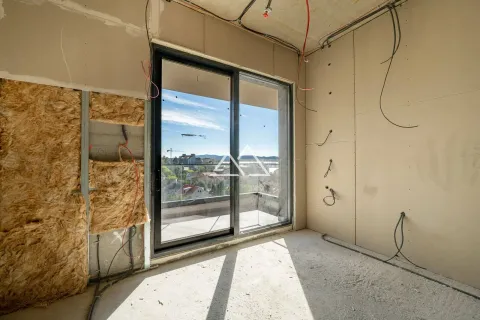 Nezavršena prostorija u izgradnji sa staklenim balkonskim vratima. - image 3