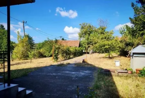 Pogled na dvorište i kuću sa zelenilom. - image 3
