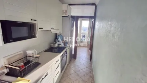 Manja kuhinja sa belim elementima i ugrađenim aparatima. - image 7