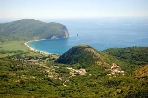 Pogled iz vazduha na uvalu i brdoviti pejzaž sa morem u pozadini. - image 6