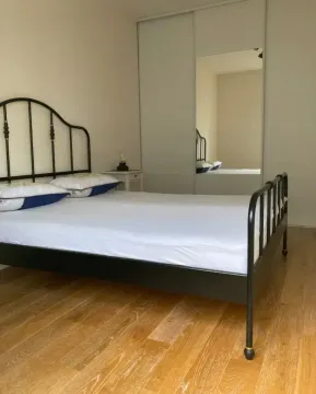 Namještena spavaća soba sa bračnim krevetom i ugradnim ormarom sa ogledalom. - image 7