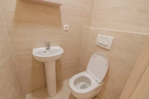 Manje kupatilo obloženo keramičkim pločicama sa umivaonikom i šoljom. - image 20