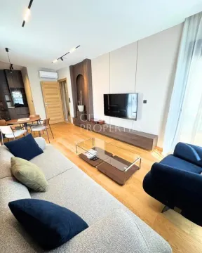 Moderan dnevni boravak sa garniturom, televizorom i trpezarijom u pozadini. - image 8