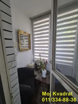 Zastakljeni balkon sa malom foteljom i stočićem. - image 6