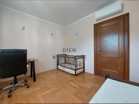 Izdavanje, trosoban stan, 130m², Dobrota, Kotor - image 10