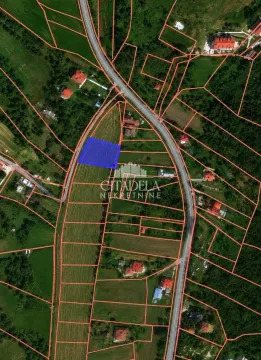 Katastarski prikaz parcele sa označenim granicama iz vazduha. - image 4